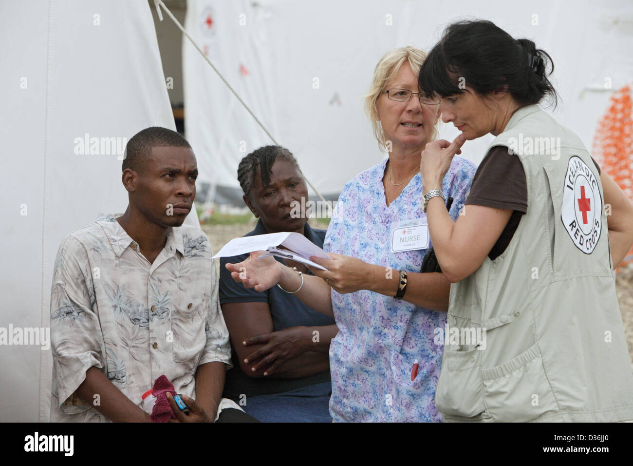 Carrefour, Haïti, deux délégués de la Croix-Rouge discuter dans l'hôpital sur le terrain Banque D'Images