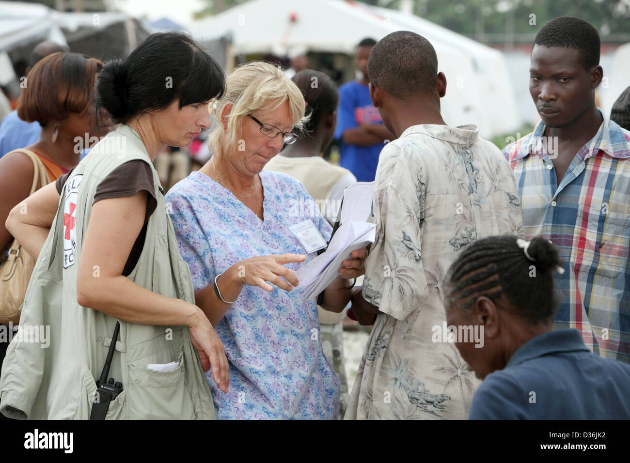 Carrefour, Haïti, deux délégués de la Croix-Rouge discuter dans l'hôpital sur le terrain Banque D'Images