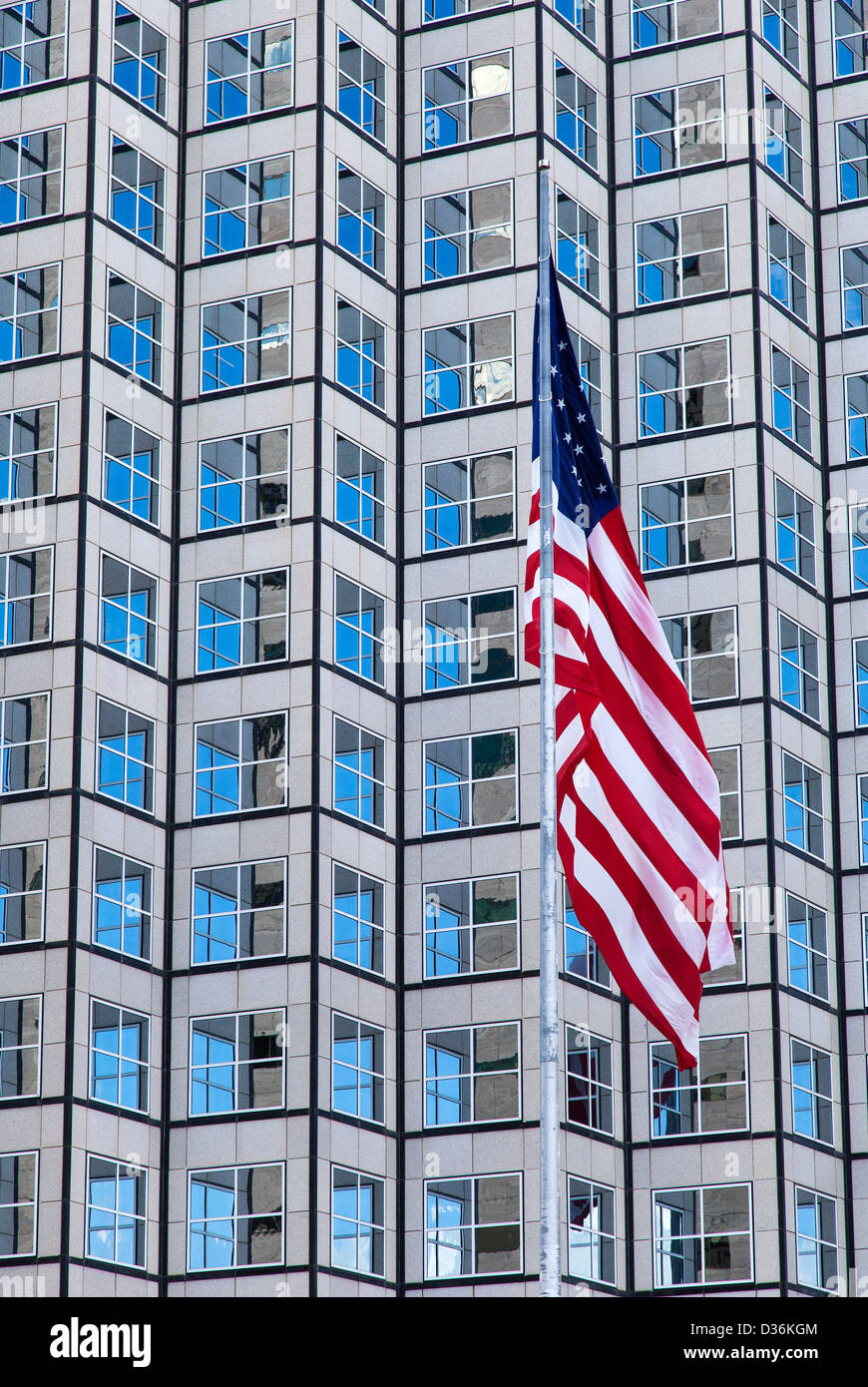 Skyscraper et drapeau américain, Miami, USA Banque D'Images