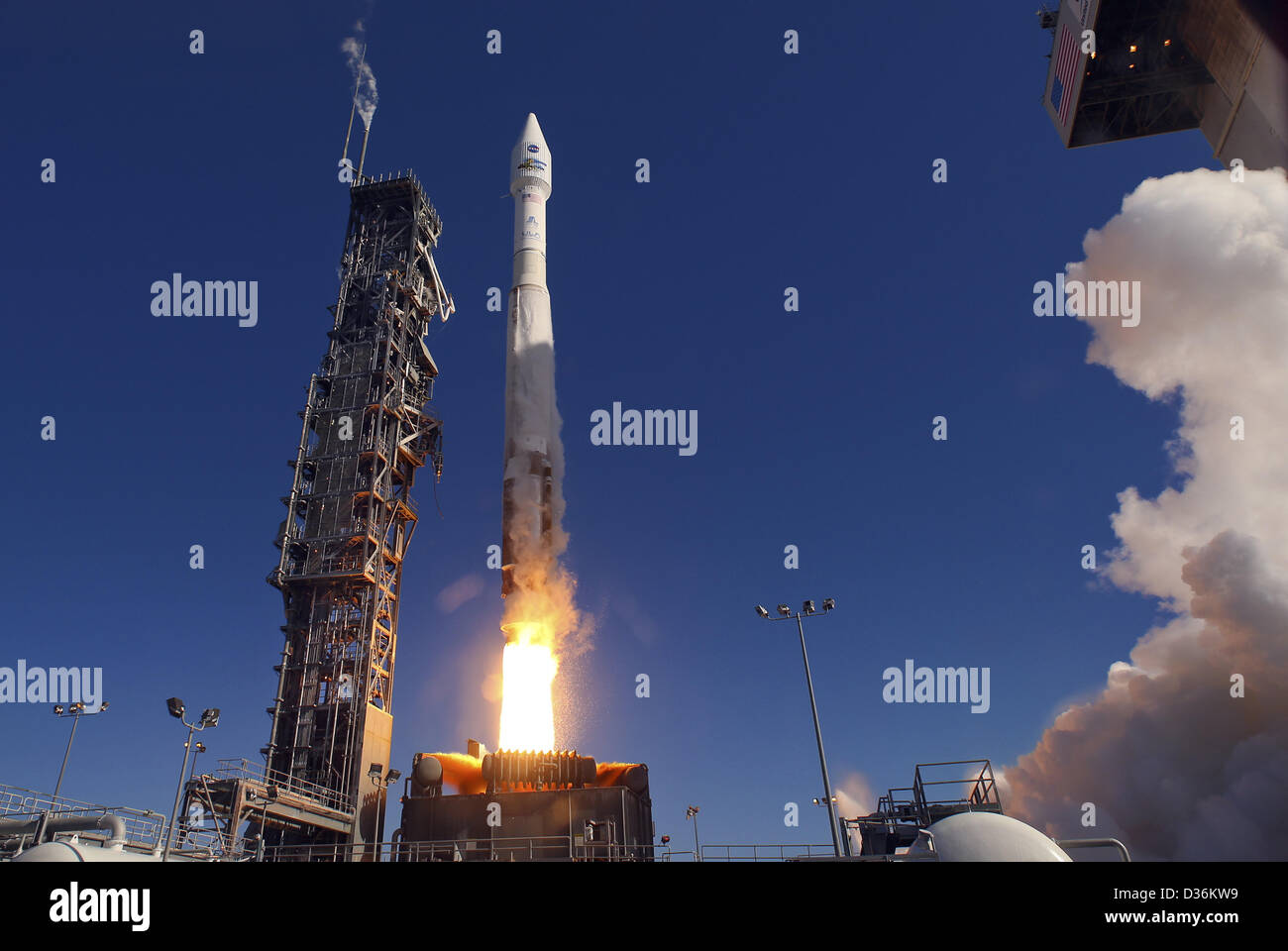 Les données Landsat Continuité Mission les engins spatiaux se soulève au sommet d'une fusée Atlas V de l'espace complexe de lancement 3 Février 11, 2013 à Vandenberg Air Force Base, en Californie. Le satellite est utilisé dans l'agriculture, l'éducation, les affaires, les sciences, et les applications gouvernementales. Banque D'Images