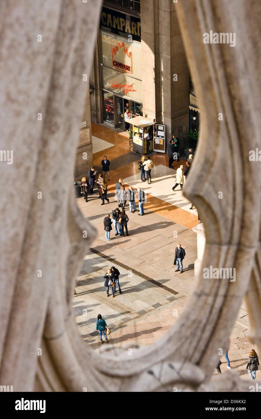 Les touristes et milanais à l'entrée de la galerie Vittorio Emanuele II de la cathédrale de Milan Milan Lombardie Italie Europe toit Banque D'Images