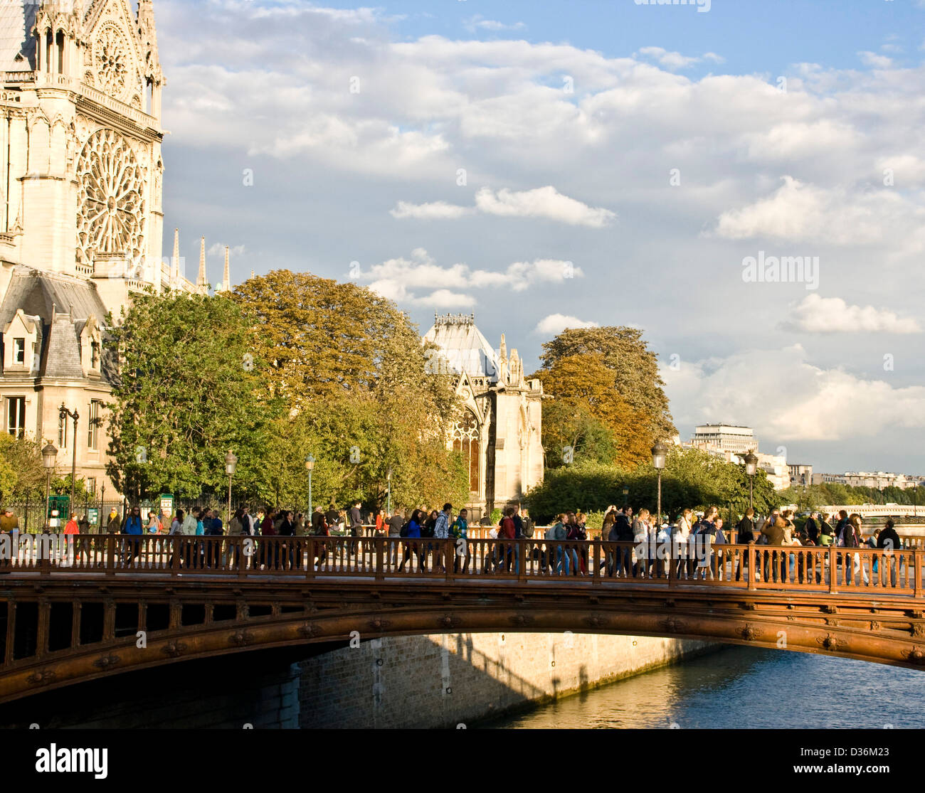 Les touristes au crépuscule sur le Pont au Double de Seine Notre Dame Paris France Europe Banque D'Images