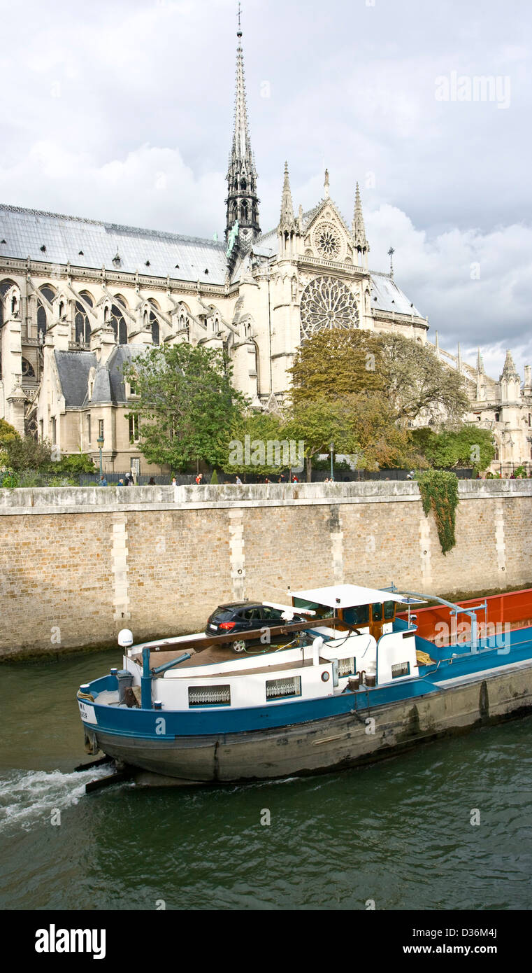 Conteneur barge bateau sur la Seine près de Notre Dame Cathedral Paris France Europe Banque D'Images