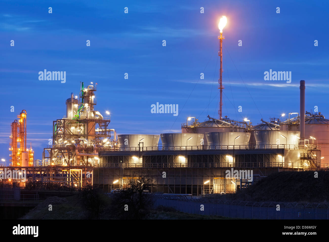 L'usine pétrochimique illuminée par l'éclairage artificiel après le crépuscule Banque D'Images