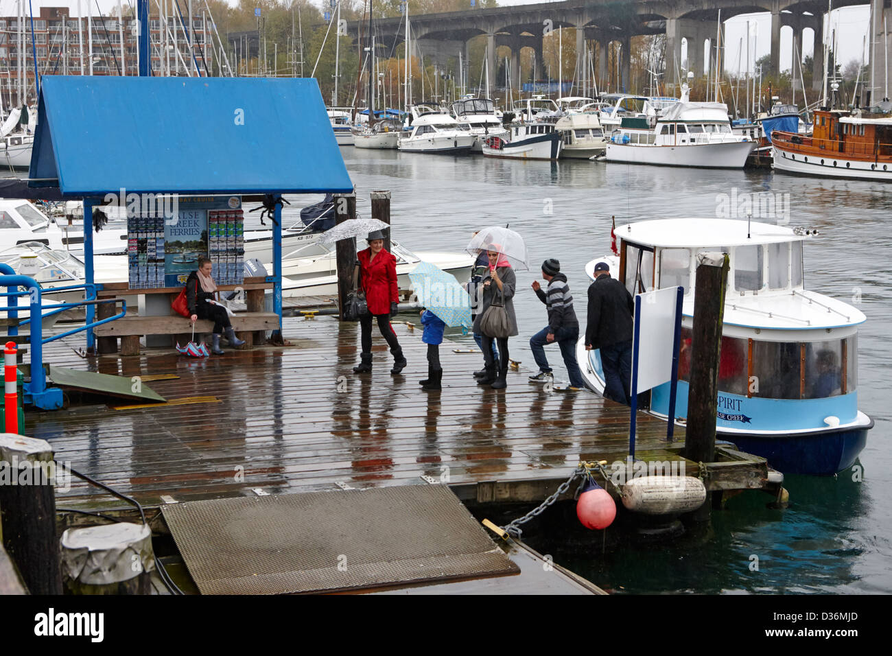 Les passagers descendent de Granville Island water taxi False Creek Vancouver BC Canada Banque D'Images