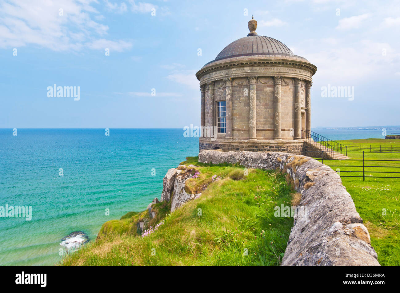 Le temple Mussenden perché sur une falaise, fait partie de la succession de descente le comté de Londonderry en Irlande du Nord GO UK EU Europe Banque D'Images