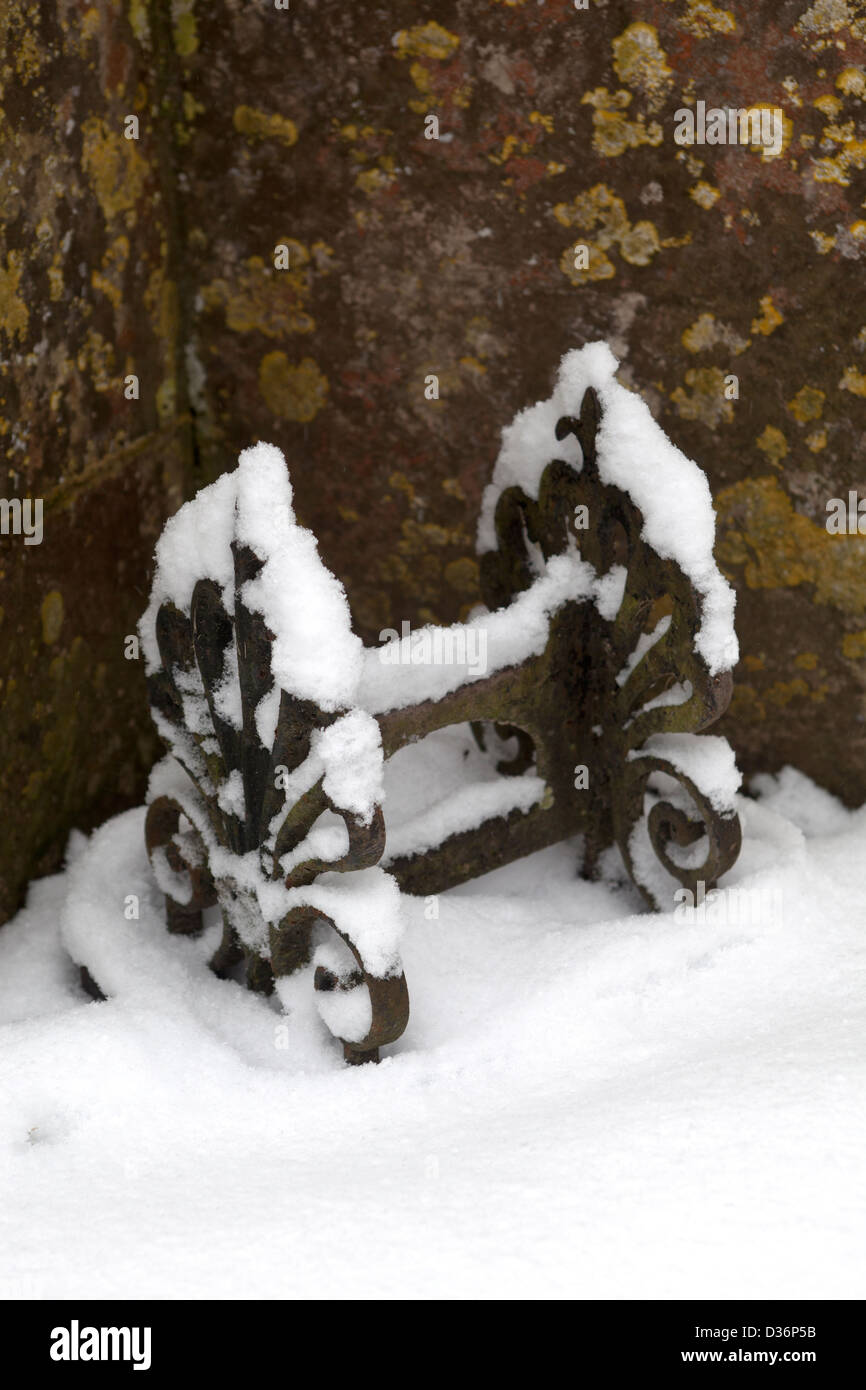 Chaussure botte ou à l'extérieur de l'église All Saints Racloir Stanton St Bernard dans la neige Banque D'Images