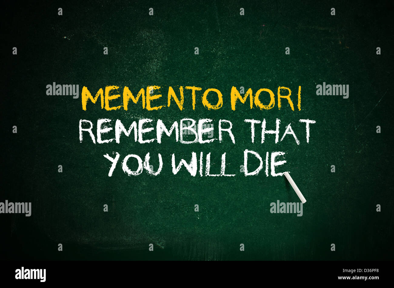 Memento mori, n'oubliez pas que vous jour. Citation latine avec une craie à la main sur un livre vert commission scolaire. Banque D'Images