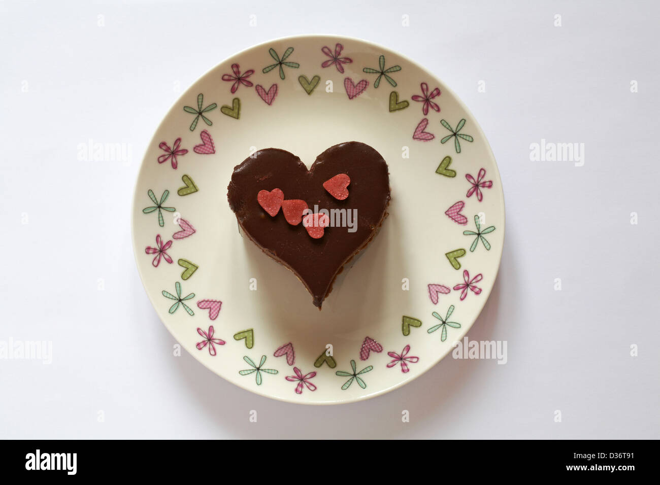 Triple chocolat en forme de coeur ciel dessert sur assiette isolé sur fond blanc - idéal pour la Saint-Valentin, jour de la Saint-Valentin Banque D'Images