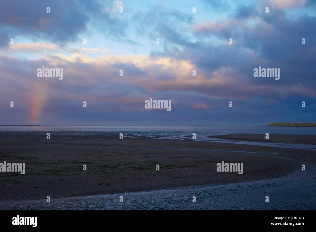 Arc-en-Ciel sur mer, Lindisfarne, Northumberland, Angleterre du Nord-Est, Royaume-Uni, GO Banque D'Images Arc-en-Ciel sur mer, Lindisfarne, Northumberland, Angleterre du Nord-Est, Royaume-Uni, GO Banque D'Images