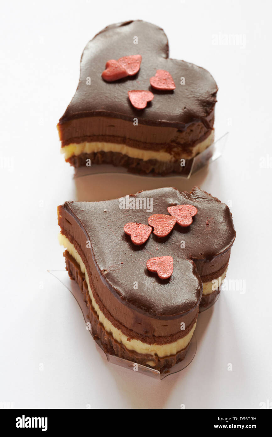 Deux en forme d'coeur triple chocolat ciel dessert desserts isolé sur fond blanc - idéal pour la Saint-Valentin, jour de la Saint-Valentin Banque D'Images