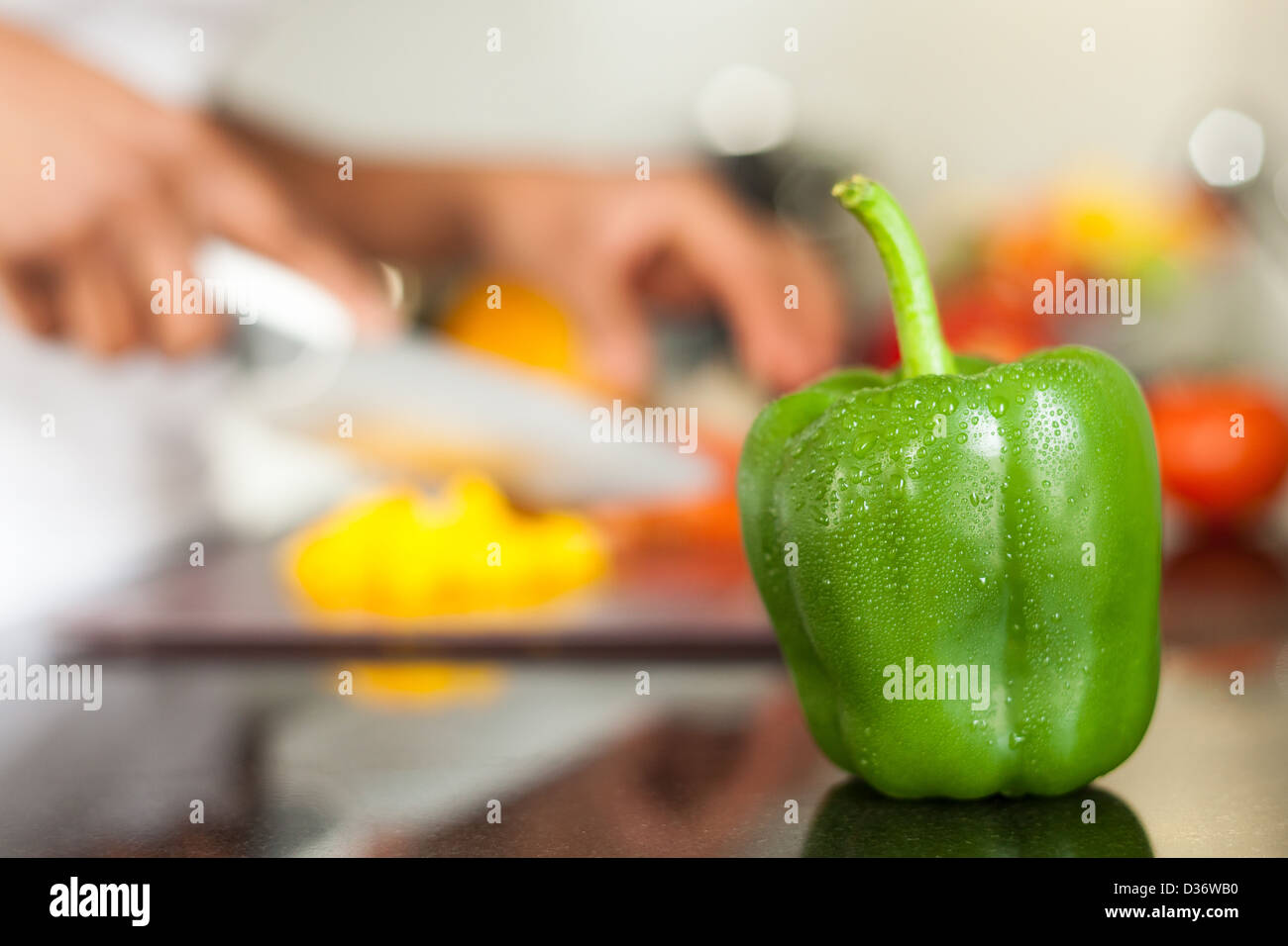 Poivre vert frais couverts de gouttes d'eau Banque D'Images