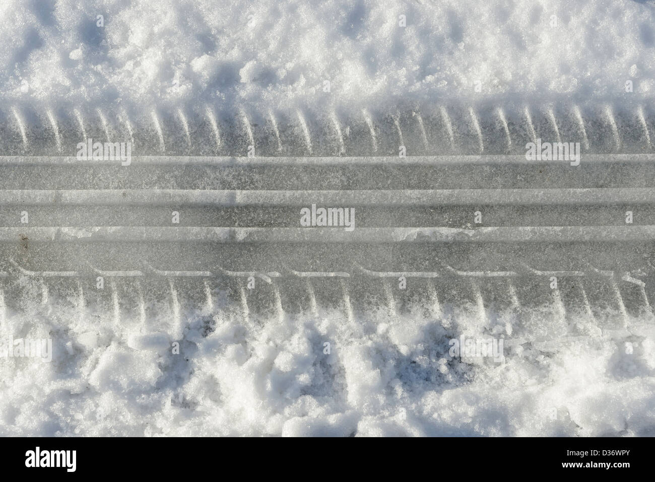 Des traces de pneus de voiture dans la neige Banque D'Images