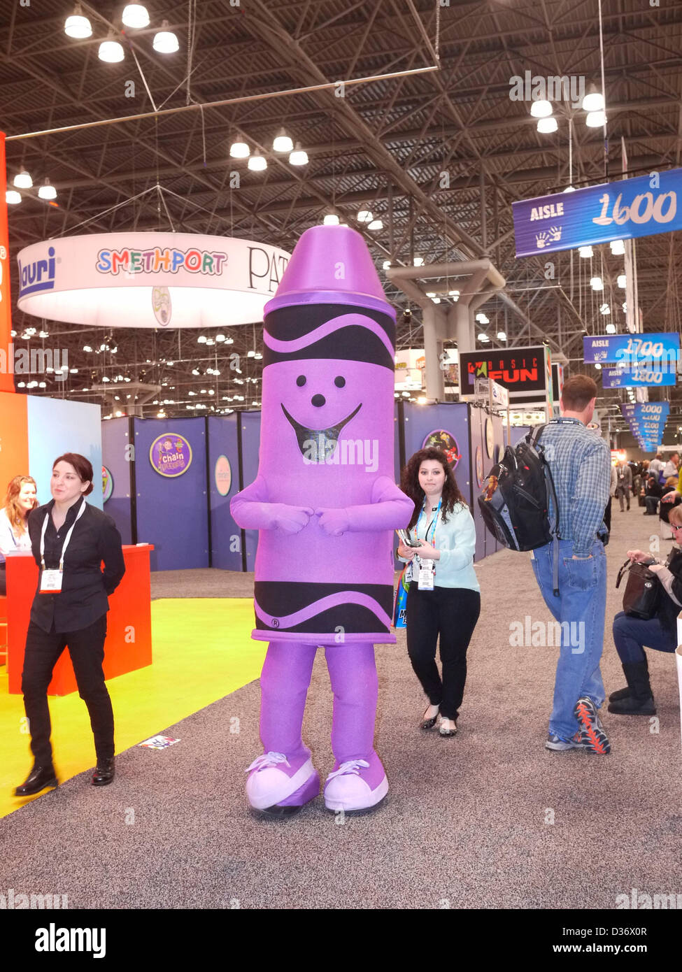 New York, USA. 10 février 2013. Crayola à l'American International Toy Fair, le plus grand "toy et des jeunes sur le marché du produit dans l'hémisphère occidental." (Crédit Image : © John Marshall/ZUMAPRESS.com) Mantel Banque D'Images