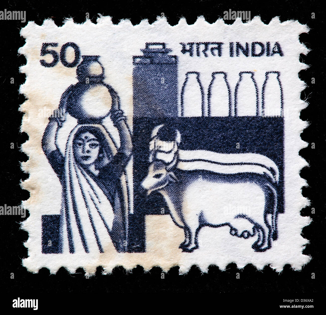 Femme avec un pichet de lait et deux vaches, timbre-poste, l'Inde, 1965 Banque D'Images