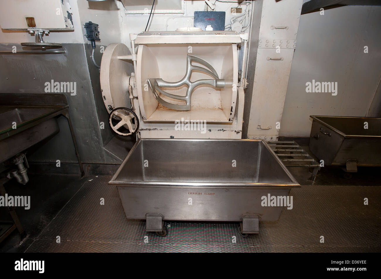 Le cuirassé USS North Carolina, BB-55, mixer la pâte dans mess hall. Banque D'Images