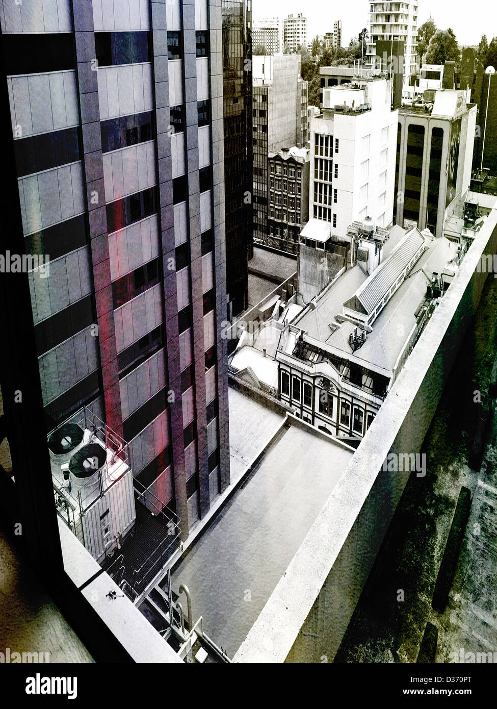 Vue d'une fenêtre d'hôtel, avec vue sur les bâtiments à Auckland, île du Nord, en Nouvelle-Zélande. Banque D'Images