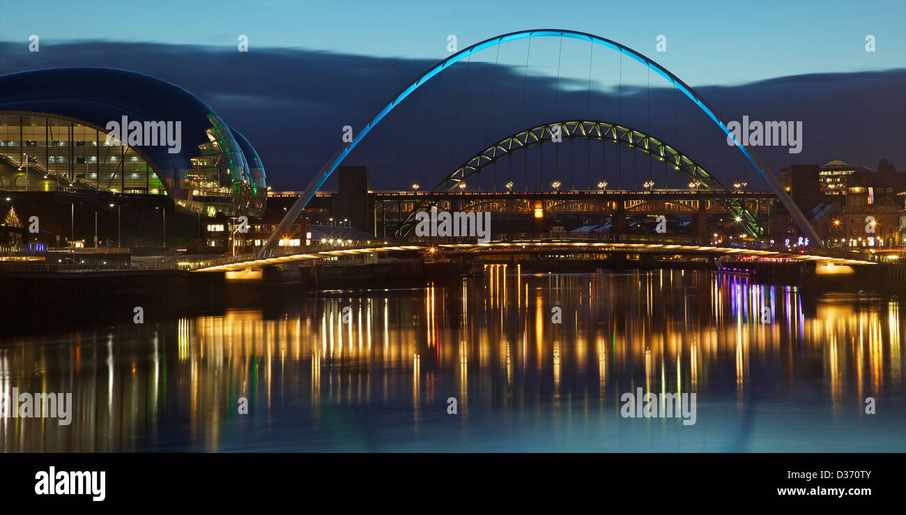 Jesmond avec le Sage et Millennium Bridge sur la rivière Tyne, la nuit, Tyne et Wear, Angleterre du Nord-Est, Royaume-Uni, GO, Banque D'Images