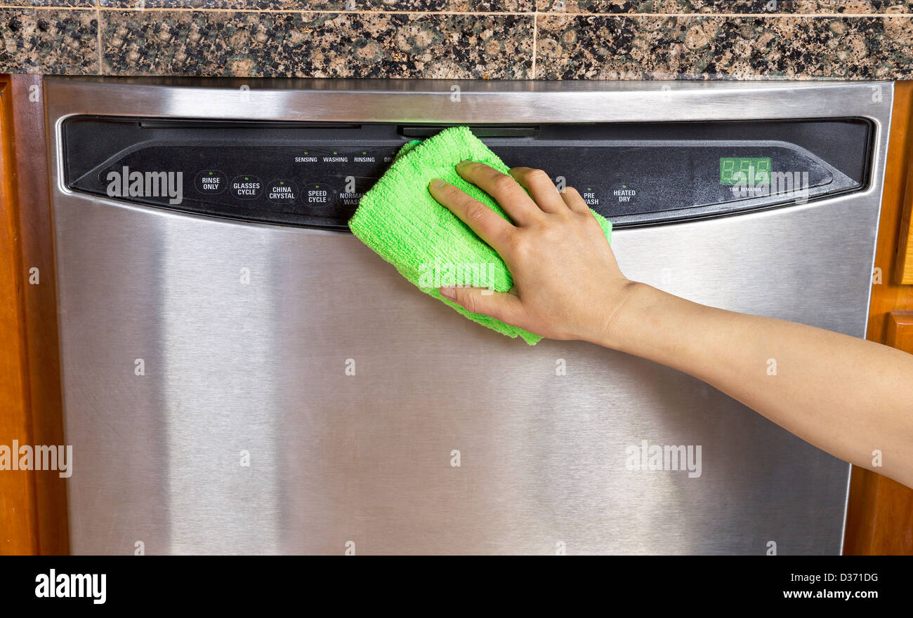 Essuie-mains femelle vers le bas de la partie avant de l'acier inoxydable lave-vaisselle avec serviette en microfibre Banque D'Images