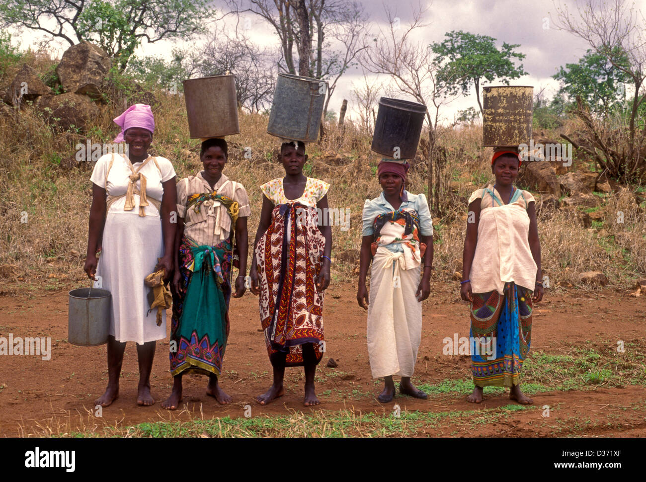 5, 5, les Zimbabwéens, femme du Zimbabwe, les femmes adultes, les femmes, transportant des seaux d'eau sur la tête, village, Mahenye, la province de Manicaland, au Zimbabwe, l'Afrique Banque D'Images