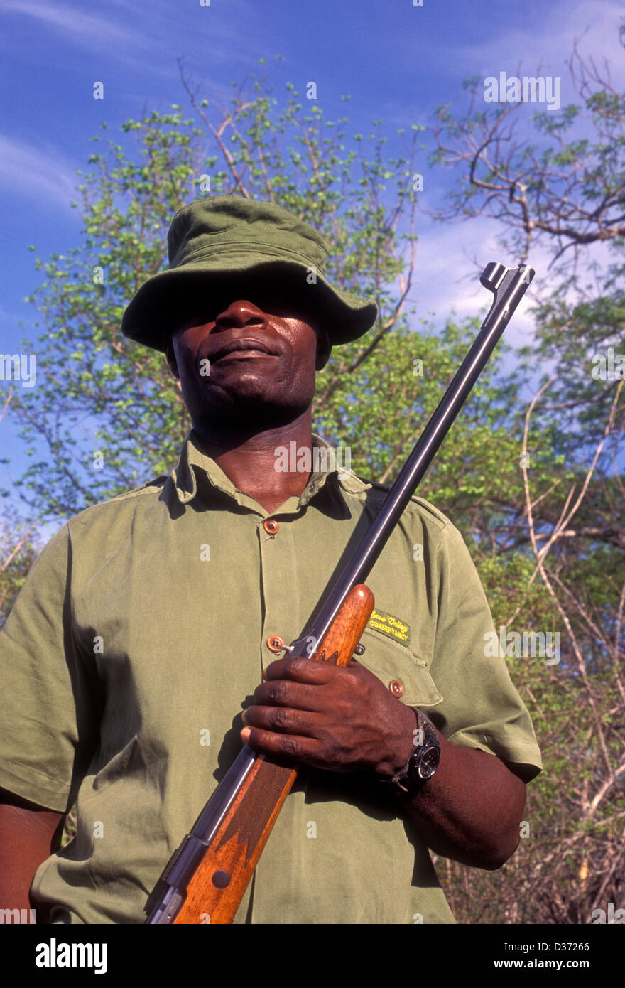 Kenneth Manyangadze, chef scout, le scoutisme pour les braconniers, vallée de la Save Wildlife Conservancy, village de Mahenye, la province de Manicaland, au Zimbabwe, l'Afrique Banque D'Images