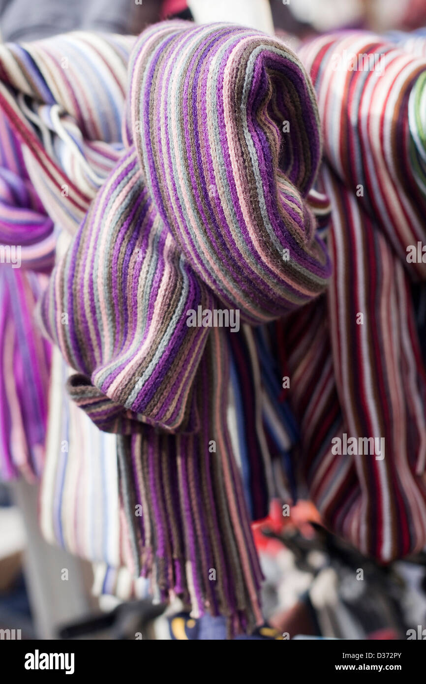 Foulards noués à la vente sur un porte manteau Photo Stock - Alamy