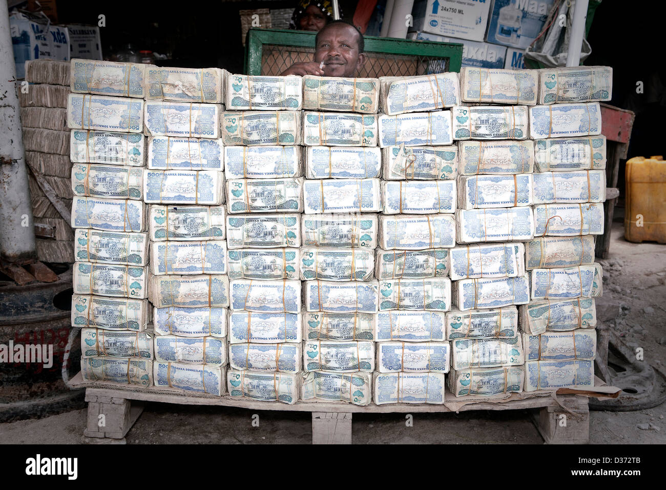 Un commerçant à l'échange d'argent en Hergeisa marché. Banque D'Images