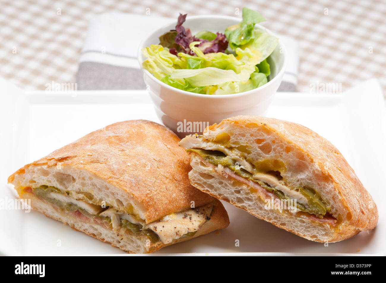 Ciabatta italien traditionnel sandwich panini légumes poulet et de l'aïoli Banque D'Images