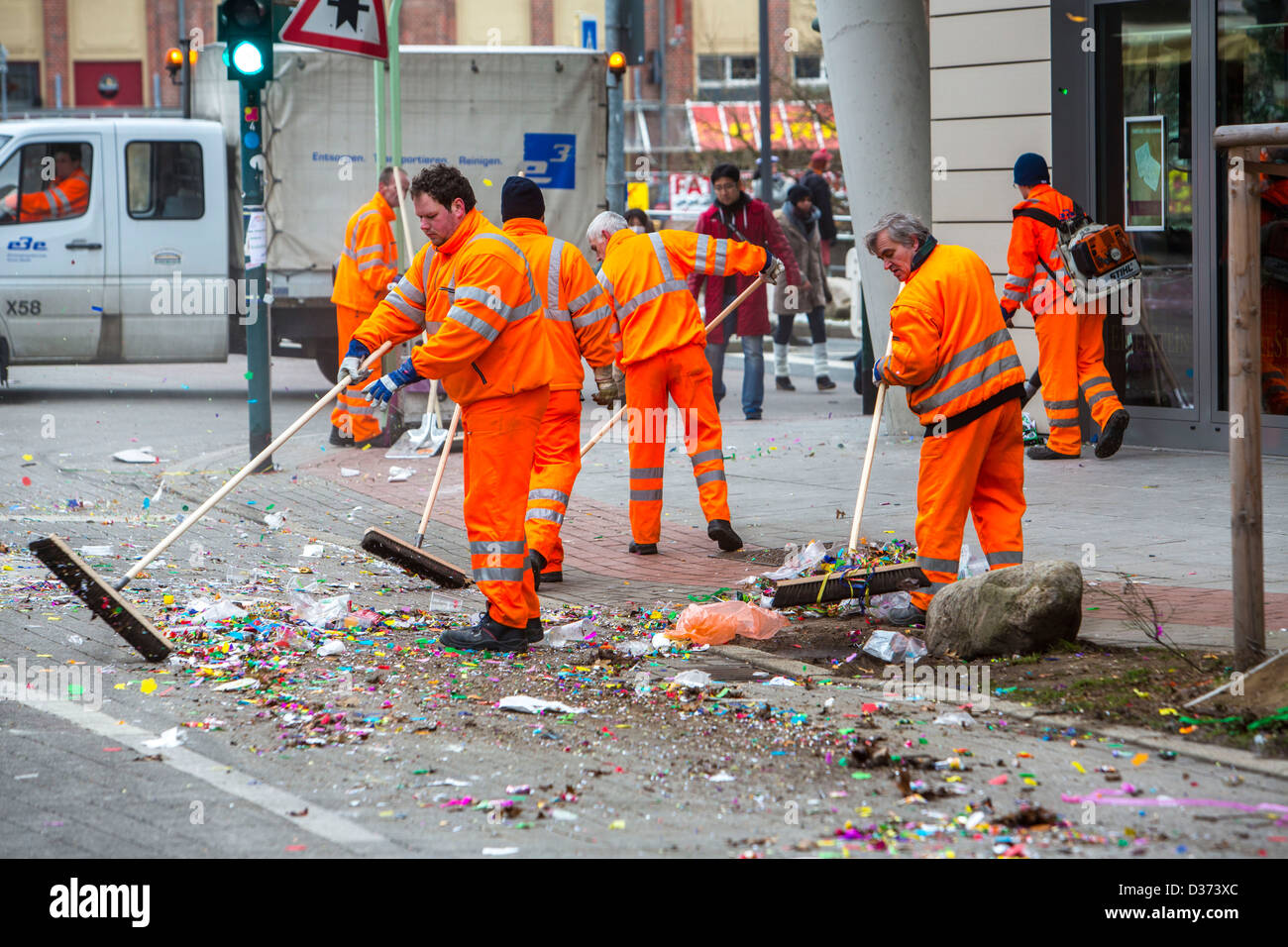 Les services de nettoyage municipaux, après un défilé de carnaval, le nettoyage de la rue. Banque D'Images