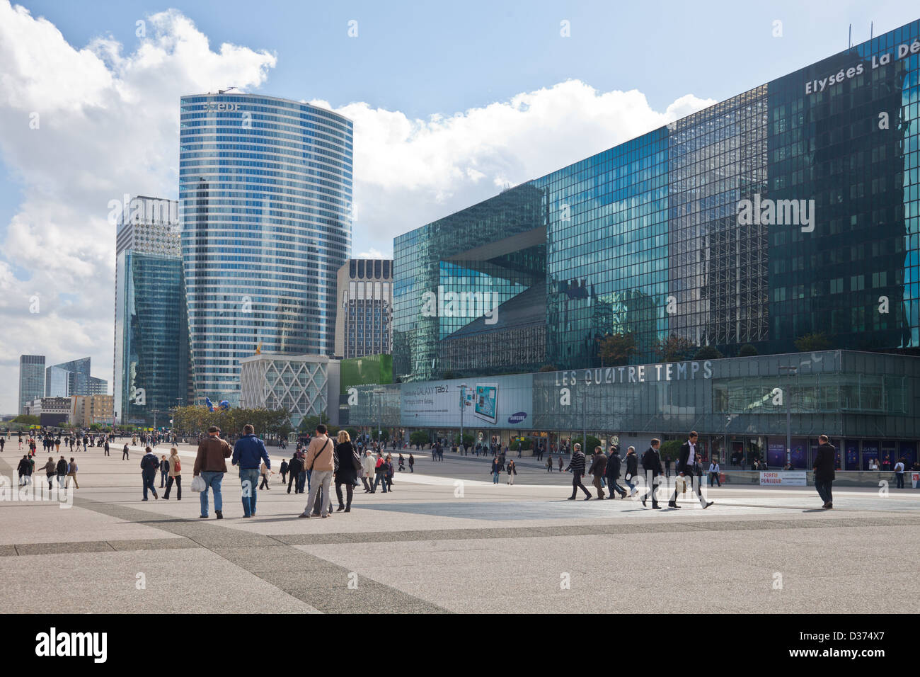 Dans les travailleurs et les visiteurs de la Défense, Paris. Sur la droite Les Quatre temps, est un immense centre commercial, et la gauche est d'EDF. Banque D'Images