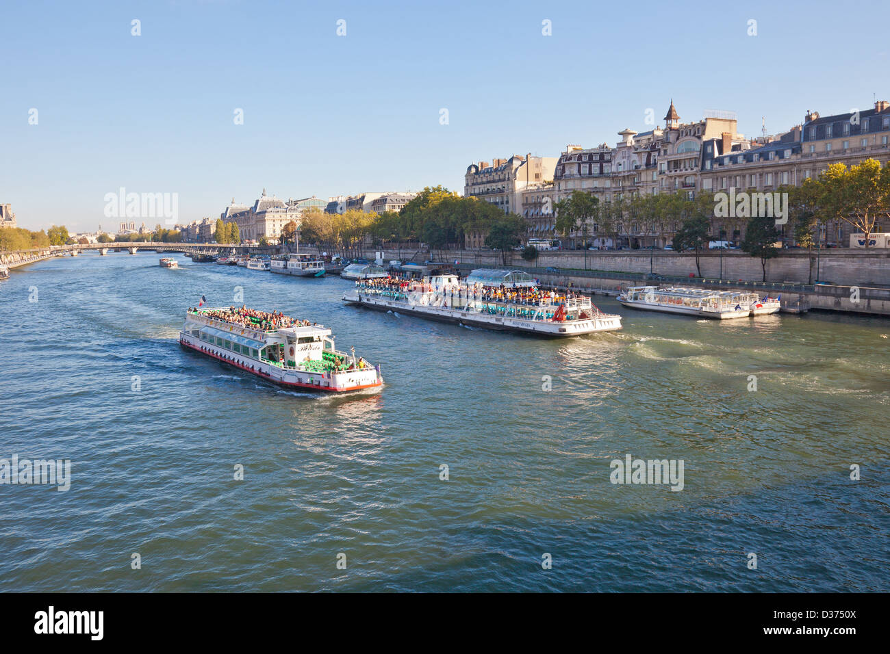 Deux touristes sur les Bateaux Mouches bateaux touristiques et vedettes de pont neuf sur la Seine au centre de Paris. Banque D'Images