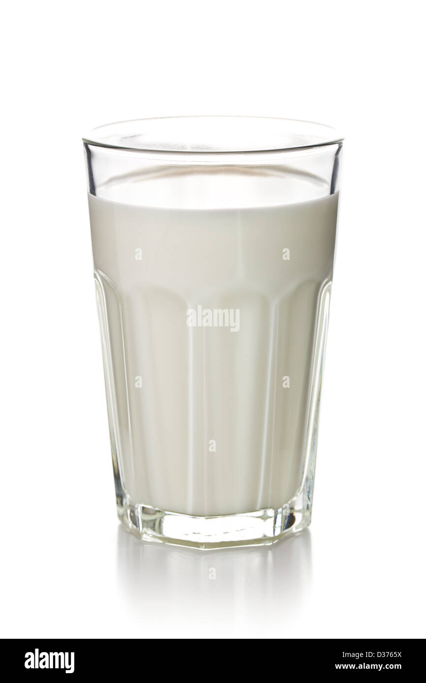 Verre de lait sur fond blanc Banque D'Images