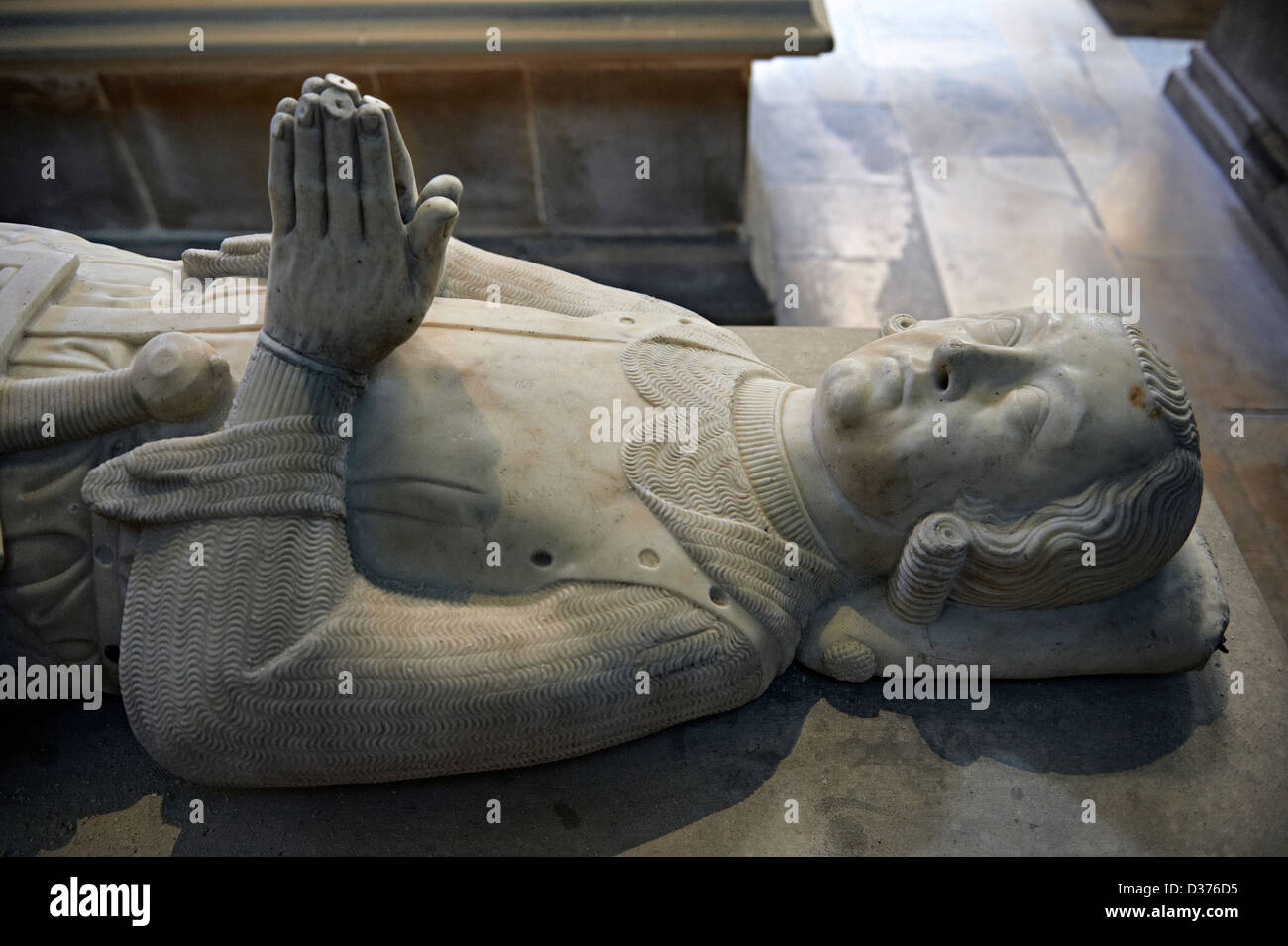 Tombe médiévale et statue de Charles comte de Valois, Basilique Cathédrale de Saint Denis , Paris France Banque D'Images