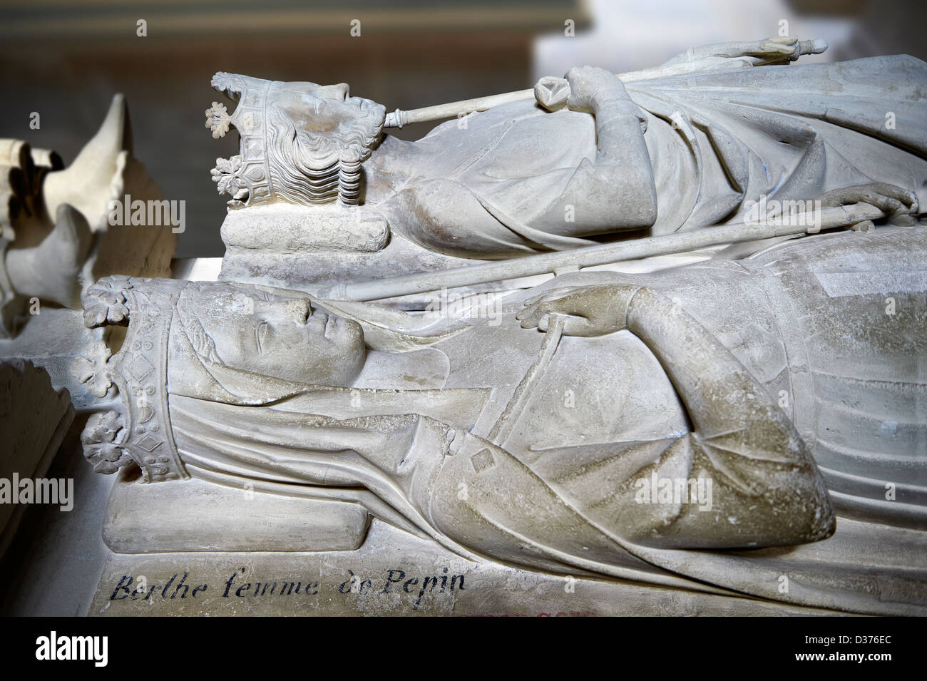 Tombe médiévale et statue de Pépin le Bref (714 - 768), Basilique Cathédrale de Saint Denis , Paris France Banque D'Images