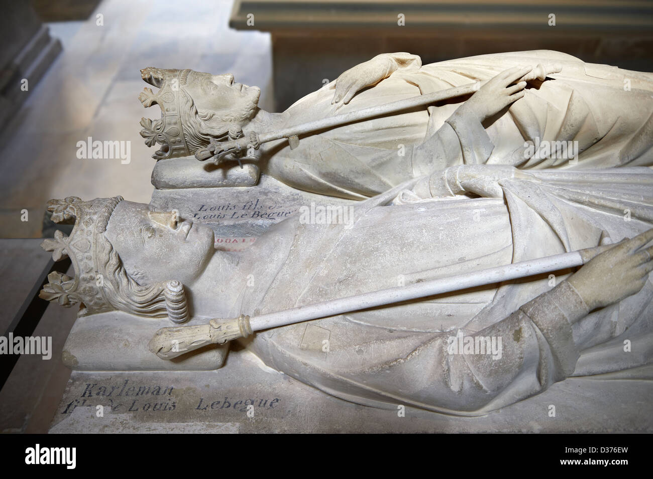 Tombe médiévale et statue de Louis II (arrière) ( 863 - 882), (premier plan) Carloman Basilique Cathédrale de Saint Denis , Paris France Banque D'Images