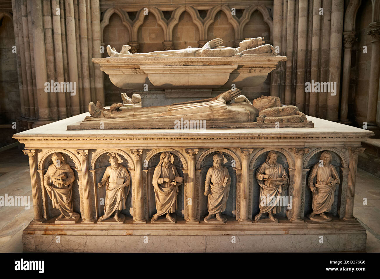 Tombeau de style Renaissance (haut) Valentine Visconti duchesse d"orléans 1366 - 14 Basilique Cathédrale de Saint Denis, Paris France Banque D'Images