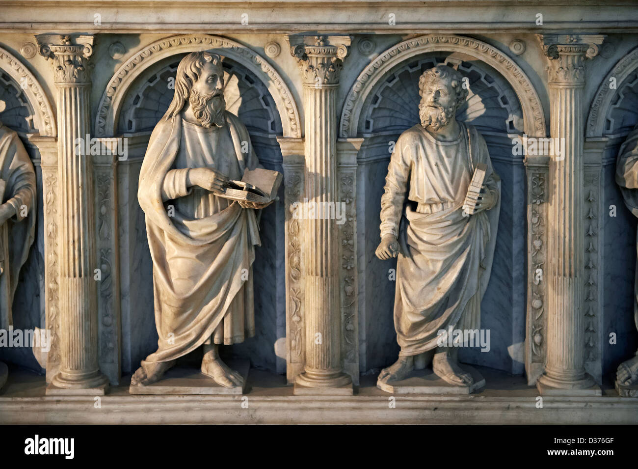 Panneaux latéraux sculptés de style Renaissance tombe de Valentine Visconti Basilique Cathédrale de Saint Denis , Paris France Banque D'Images