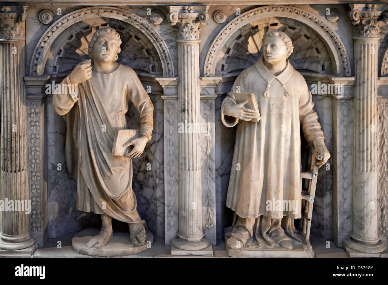 Panneaux latéraux sculptés de style Renaissance tombe de Valentine Visconti Basilique Cathédrale de Saint Denis , Paris France Banque D'Images