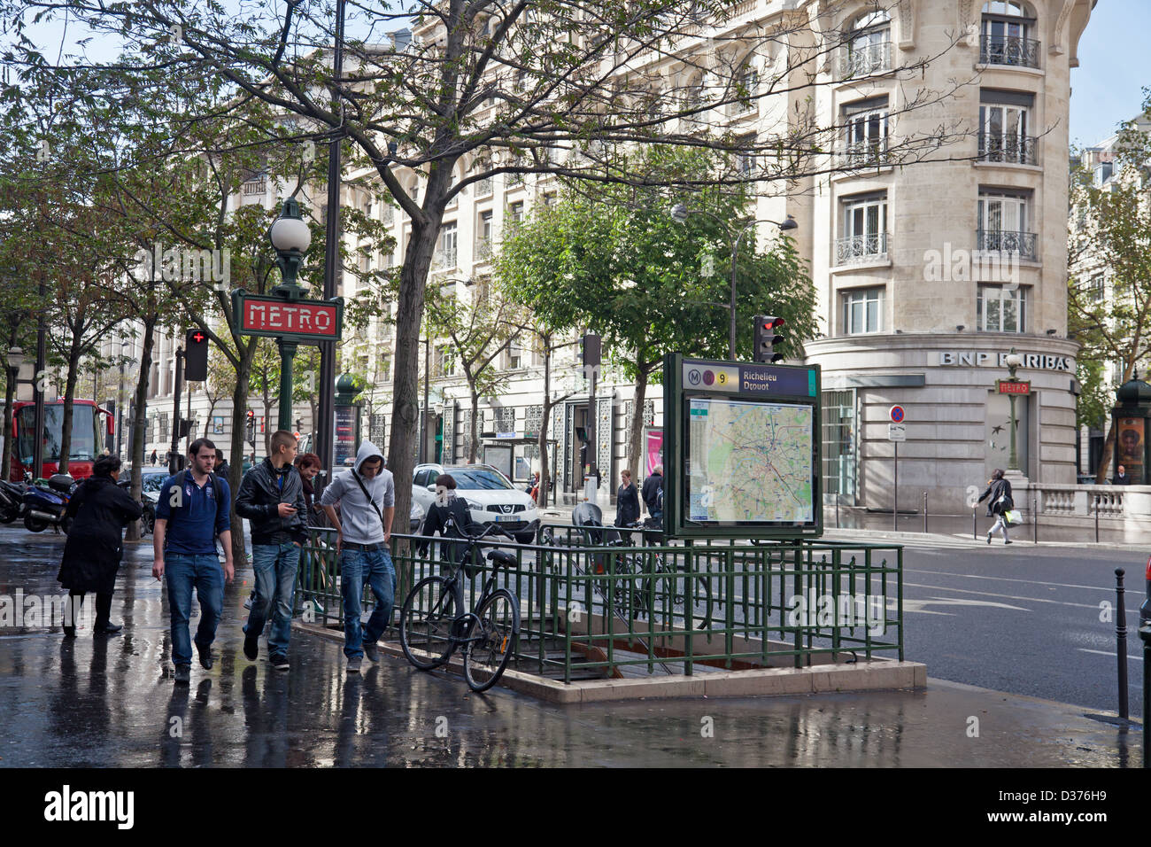 Les piétons à l'extérieur de l'entrée de la station de Métro Richelieu Drouot, dans le centre de Paris en début d'après-midi. Banque D'Images