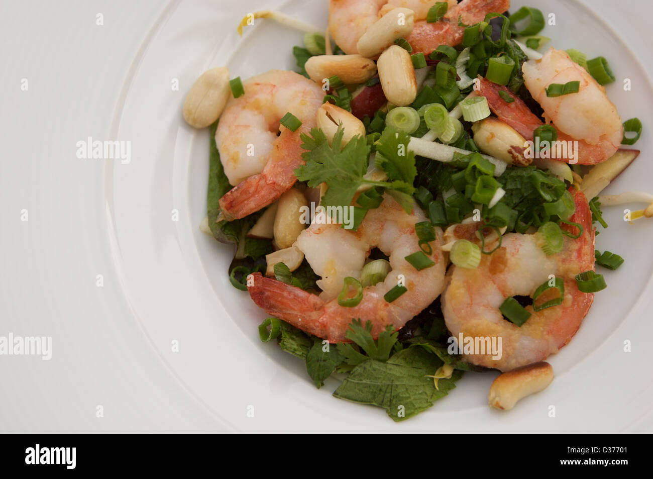 Salade de langoustines à la menthe, le basilic et les arachides croquant servi dans un bol blanc Banque D'Images