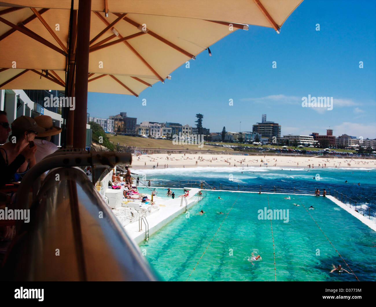 La vue sur la piscine d'eau de mer aux côtés d'Icebergs restaurant/café près de Bondi Beach, Sydney, NSW, Australie, avec les vagues d'entrer dans la piscine Banque D'Images
