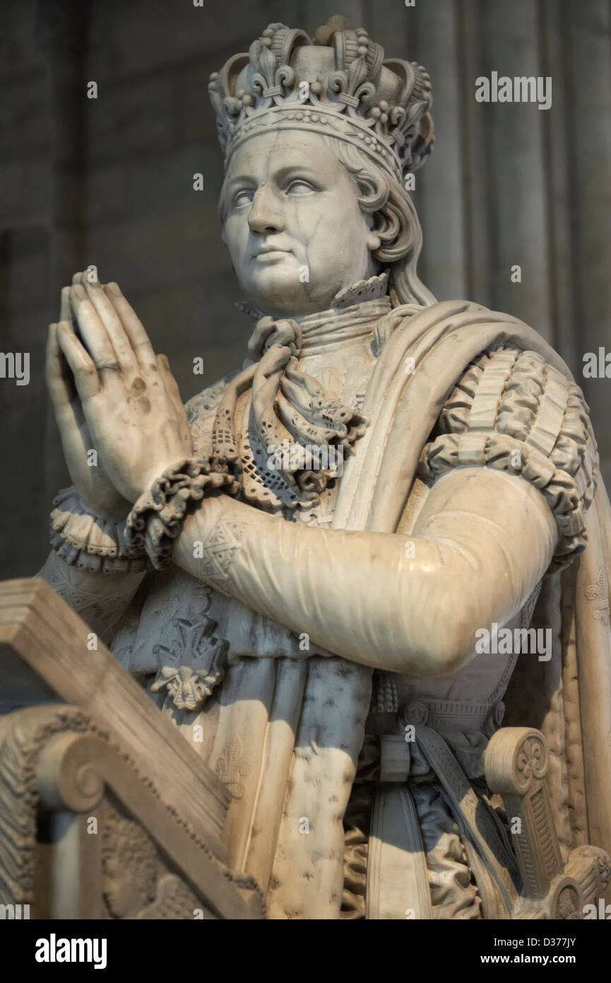 Monument tombe de Louis XVI (1754 - 1793) roi de France de 1774 à 1792. La Cathédrale gothique Basilique de Saint Denis, Paris France Banque D'Images