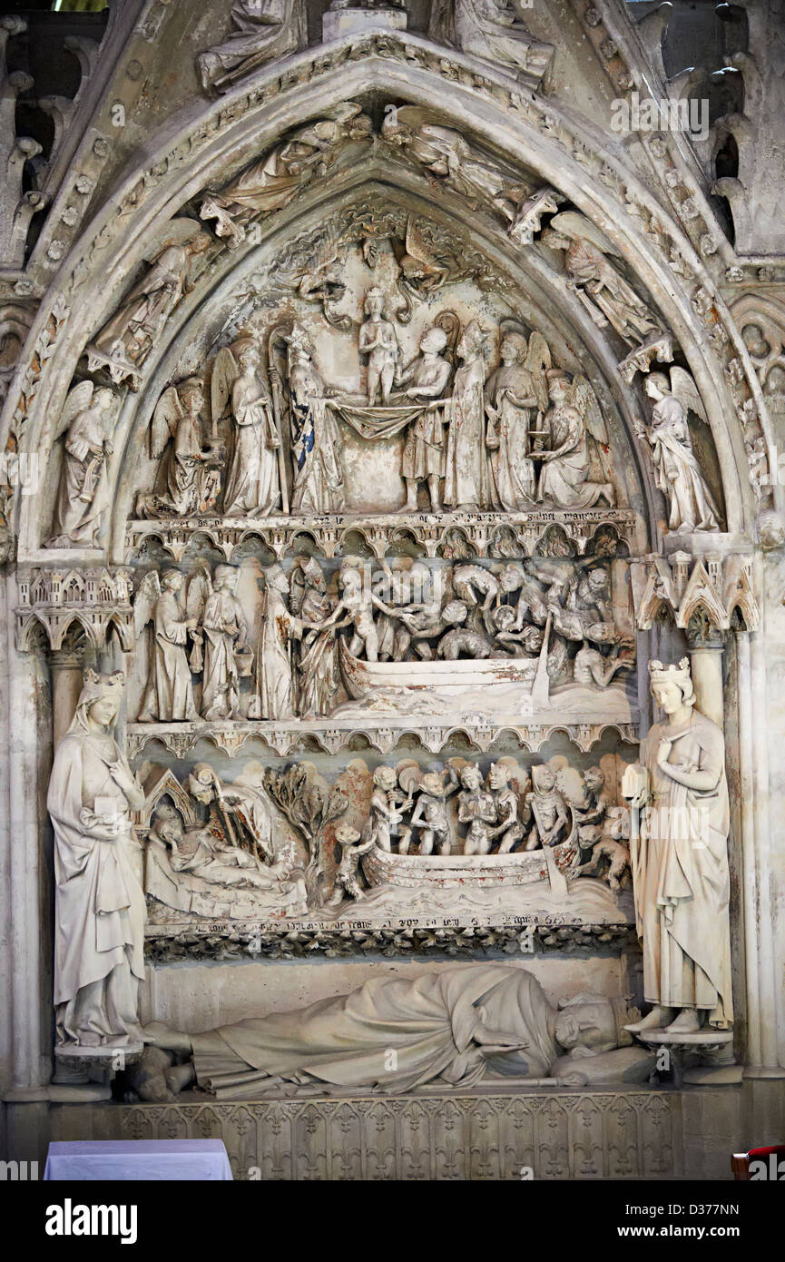 Sculptures médiévales sur la tombe monument de Dagobert (603-639) Basilique Cathédrale de Saint Denis Paris, France Banque D'Images