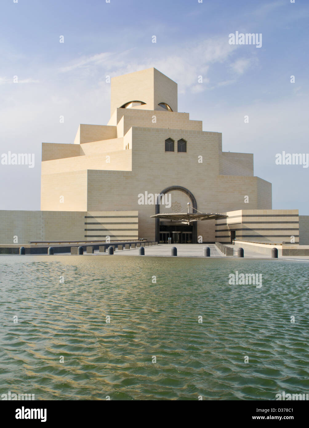 Musée d'Art Islamique derrière l'étang fontaine à Doha, Qatar Banque D'Images