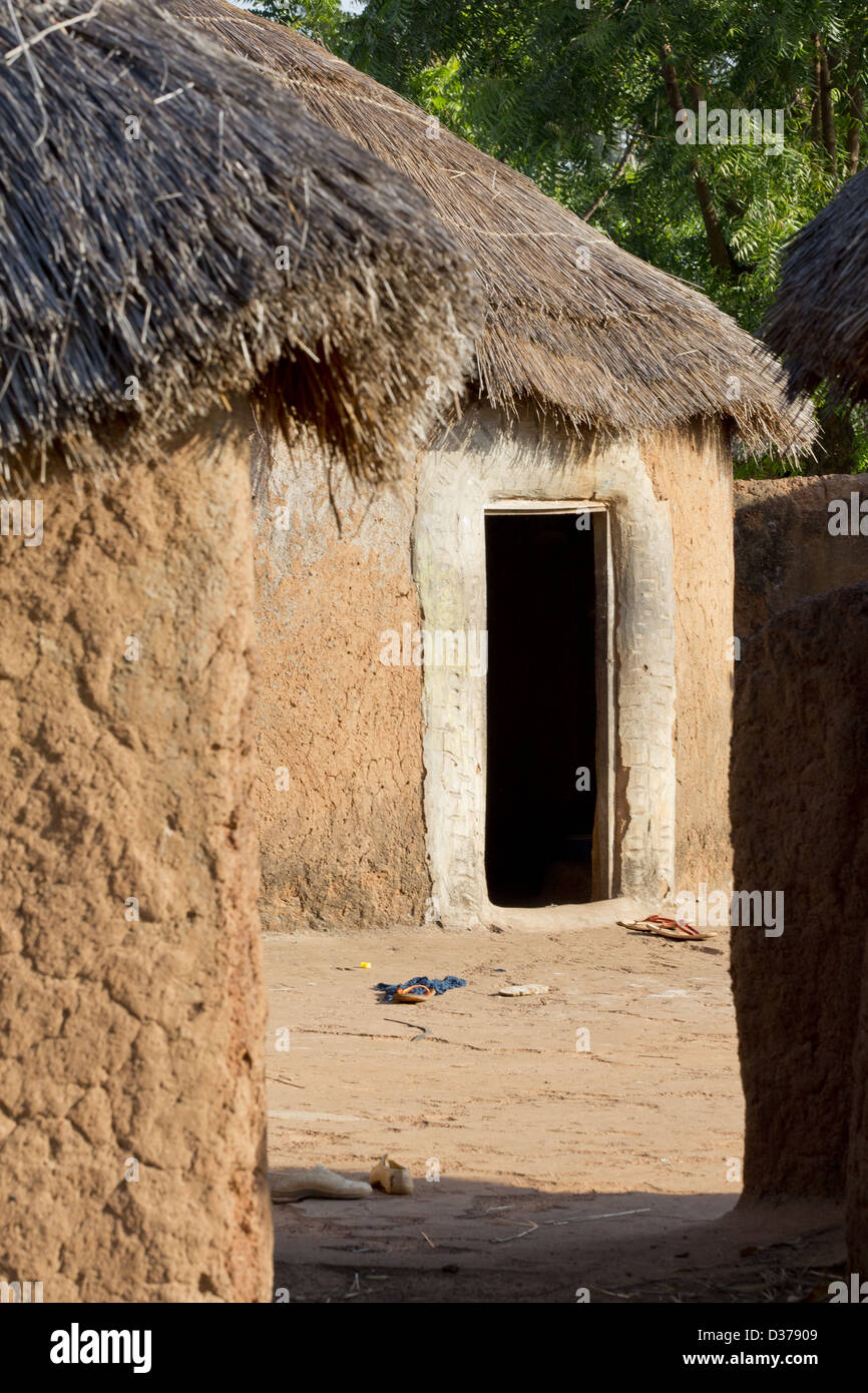 Huttes de boue dans le village africain Banque D'Images