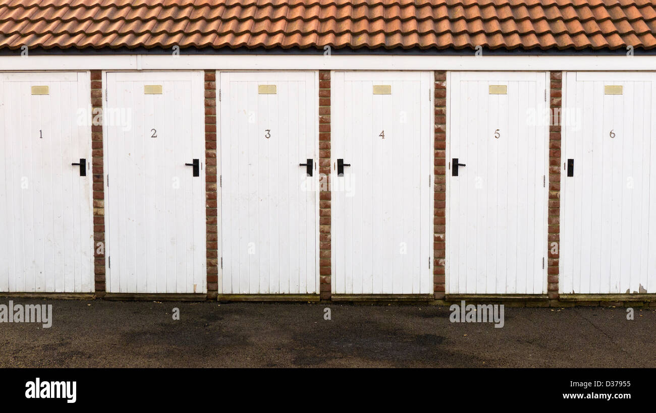 Portes blanc numéro 1 à 6 à l'extérieur de hangars de stockage. Banque D'Images