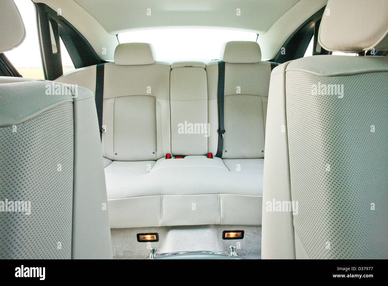 Les sièges des passagers arrière dans la Rolls Royce Ghost berline de luxe, Goodwood, UK, 15 04 2010 Banque D'Images