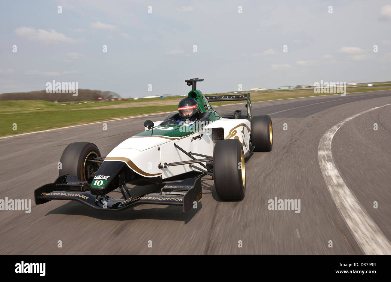 James Martin au volant de voiture de course de Formule 1 Jaguar, Bedford, Royaume-Uni 12 04 10 Banque D'Images