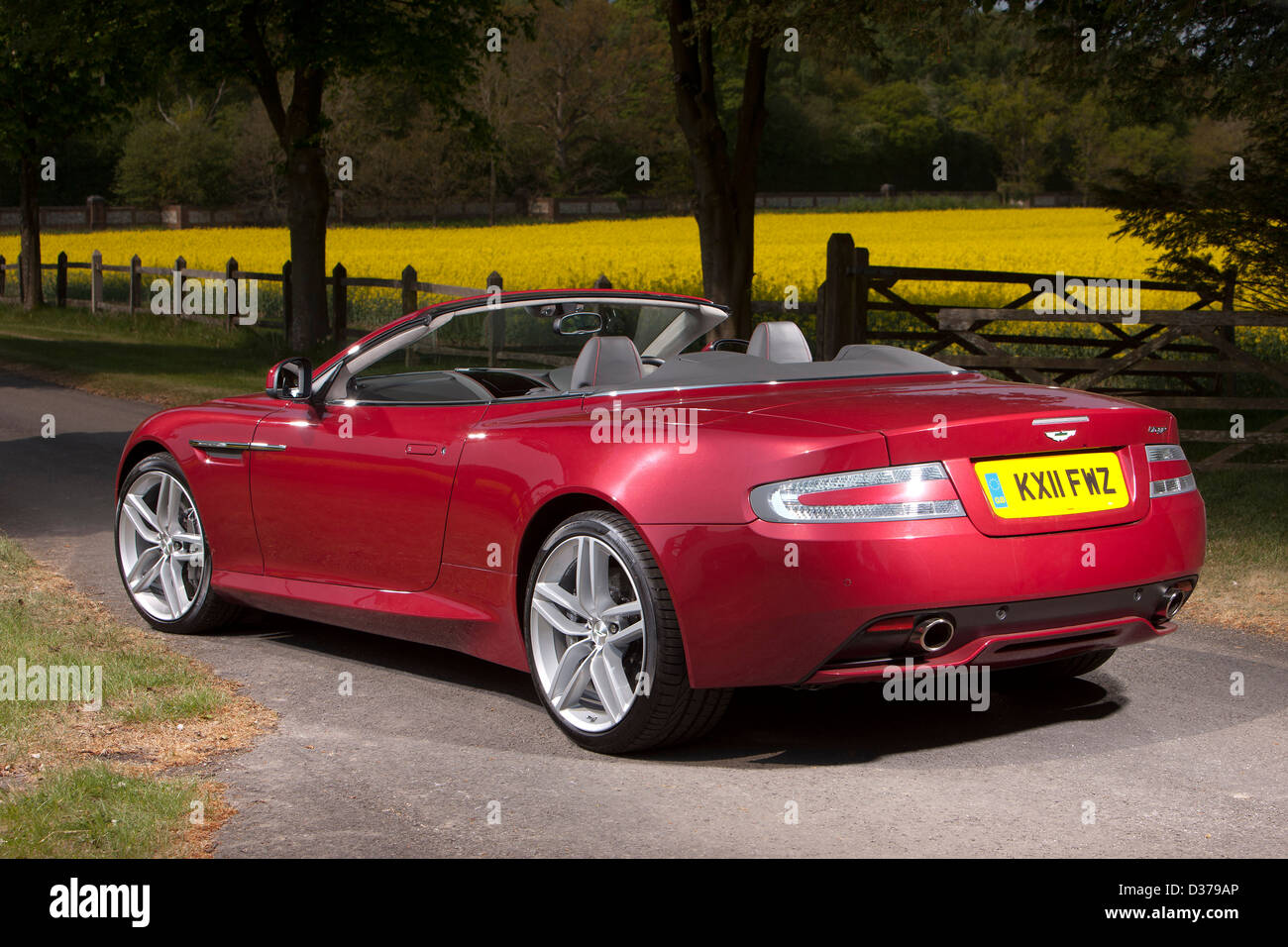 Aston Martin Virage volante rouge voiture décapotable de luxe, Winchester, Royaume-Uni, 28 04 11 Banque D'Images