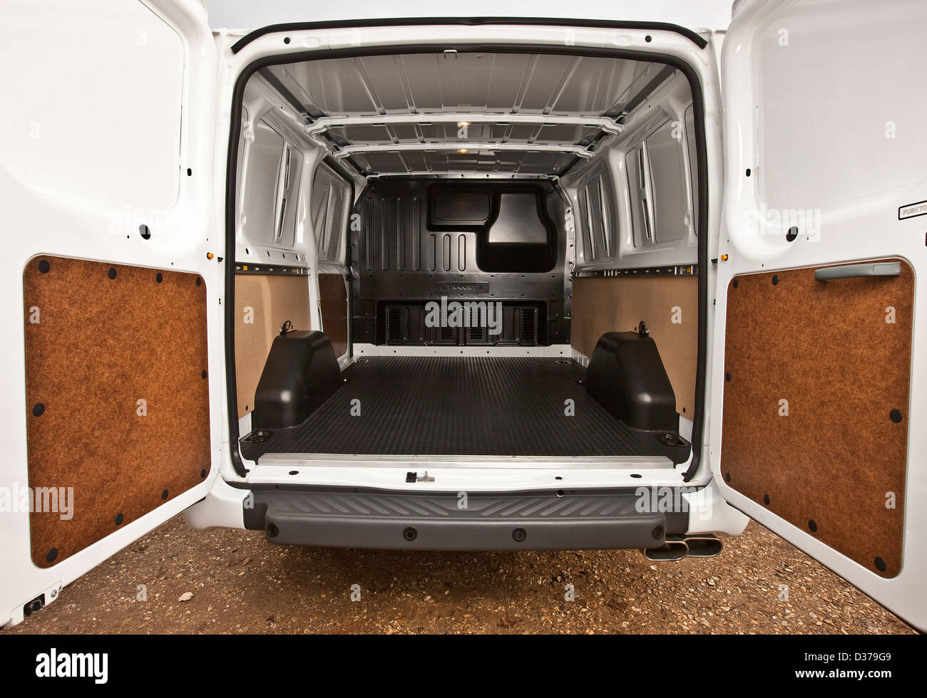 Ouvrir les portes et l'espace de chargement dans un Ford Transit Sport Van blanc, Winchester, Royaume-Uni, 2010 03 Banque D'Images Ouvrir les portes et l'espace de chargement dans un Ford Transit Sport Van blanc, Winchester, Royaume-Uni, 2010 03 Banque D'Images